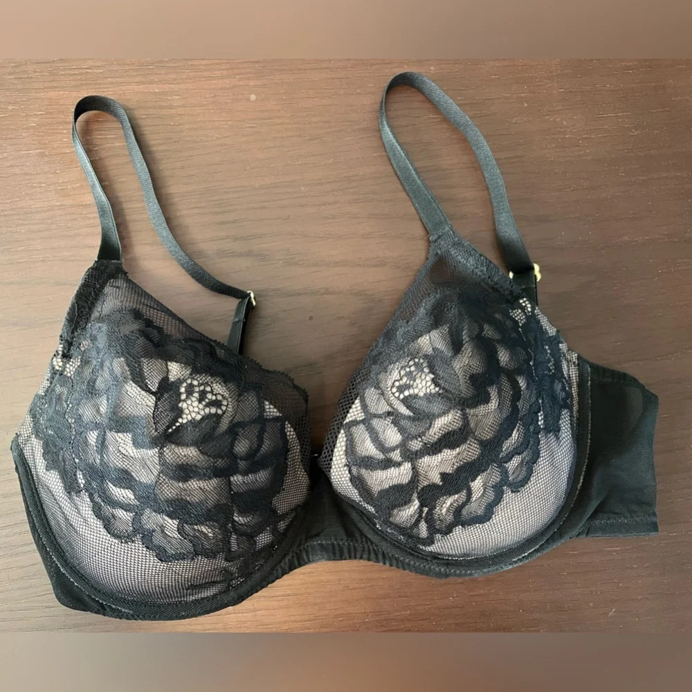 Natori black underwire bra. Lace overlay. Size 32DD.
